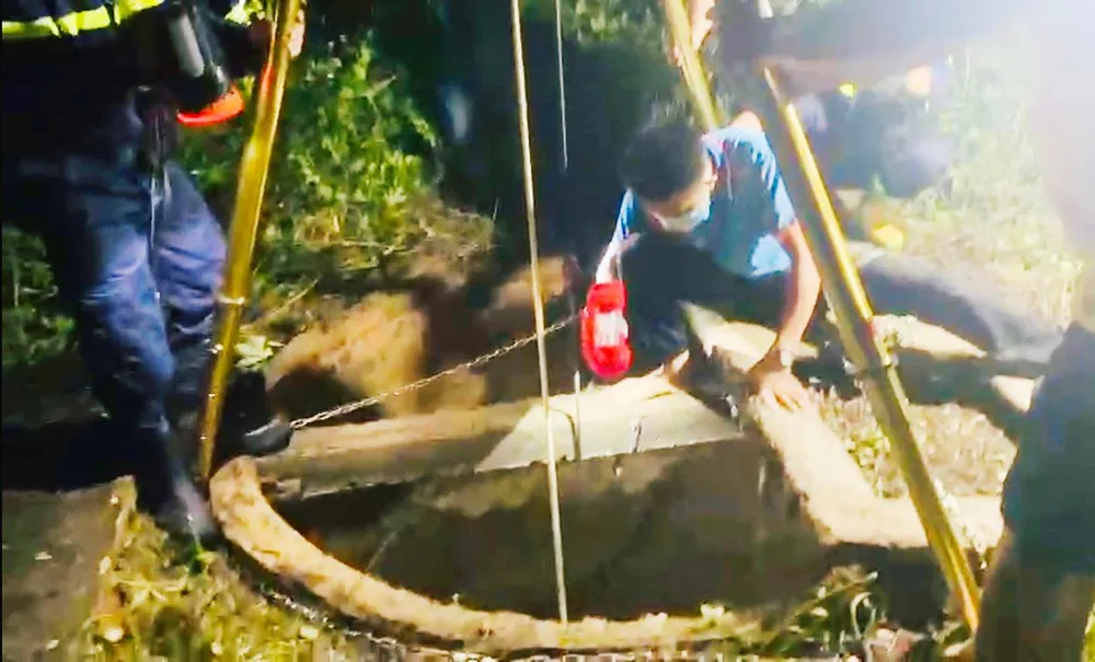 Lực lượng Cảnh sát phòng cháy, chữa cháy và Cứu nạn, cứu hộ Công an tỉnh Kon Tum tham gia trục vớt thi thể nạn nhân dưới giếng. Ảnh: LK