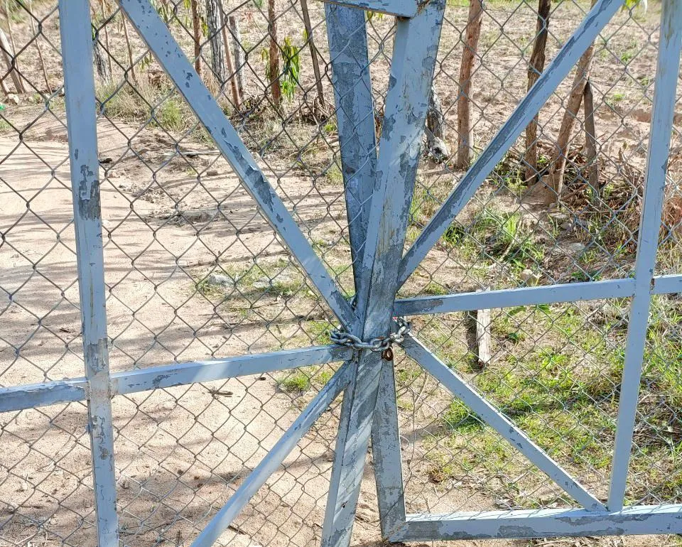 Cổng sắt do hộ bà V dựng trên lâm phần Công ty Lâm nghiệp Ia Pa quản lý. Huyện Kông Chro yêu cầu tháo dỡ ba cổng sắt và hàng rào kẽm gai, khôi phục hiện trạng ban đầu. Cổng sắt do hộ bà V dựng trên lâm phần Công ty Lâm nghiệp Ia Pa quản lý. Huyện Kông Chro yêu cầu tháo dỡ ba cổng sắt và hàng rào kẽm gai, khôi phục hiện trạng ban đầu.