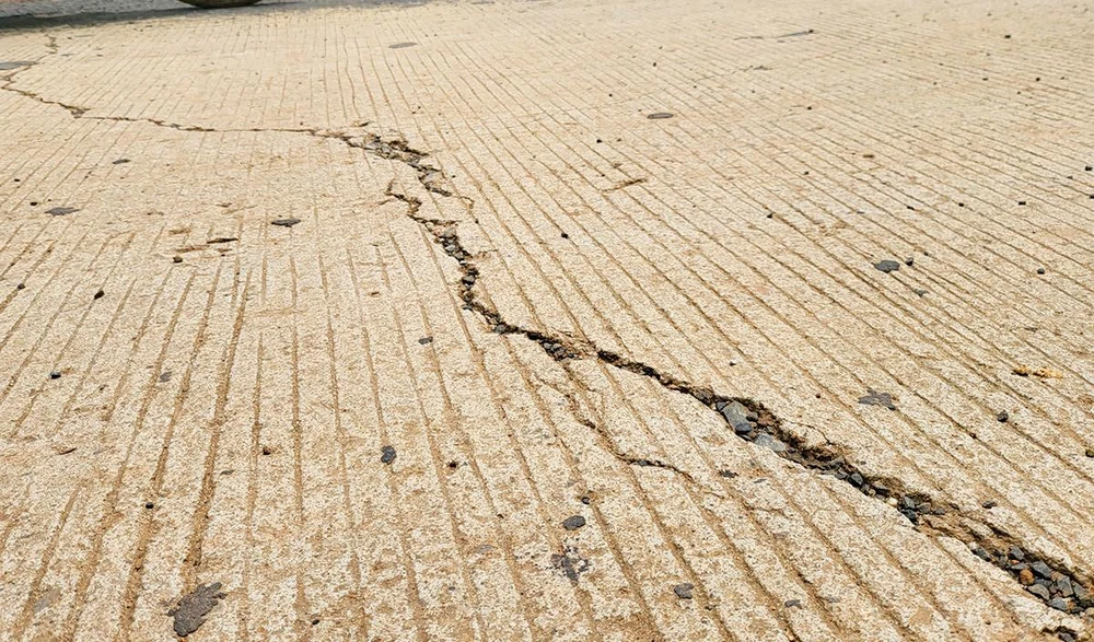 Mặt Mặt đường bị vỡ nứt. Ảnh: LK.