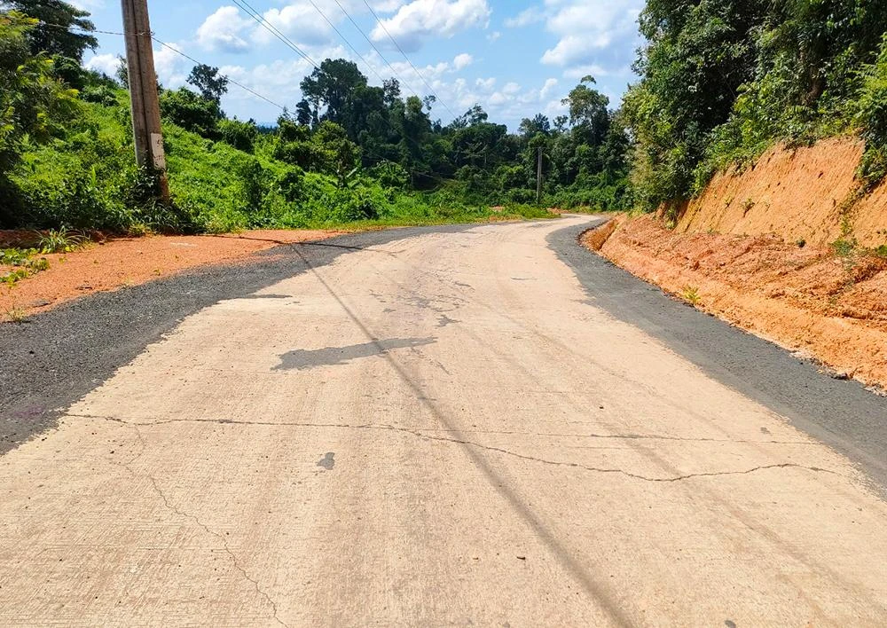 Tuyến tỉnh lộ 675A đang thi công đã hỏng mặt đường. Ảnh: LK.