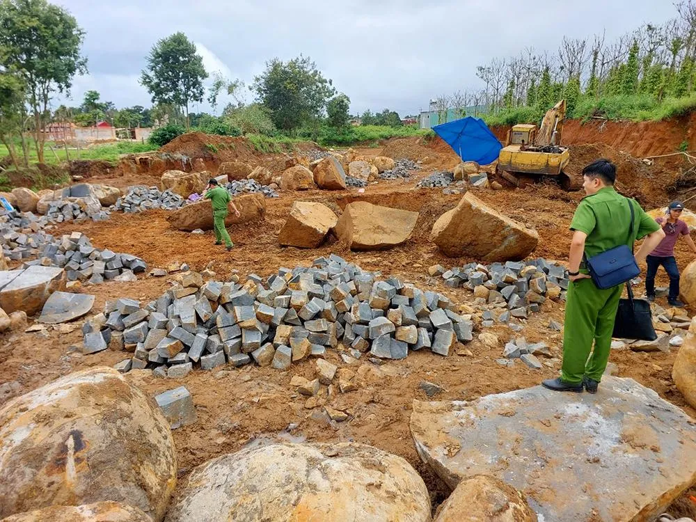 Bãi khai thác đá có quy mô lớn. Ảnh: DV.