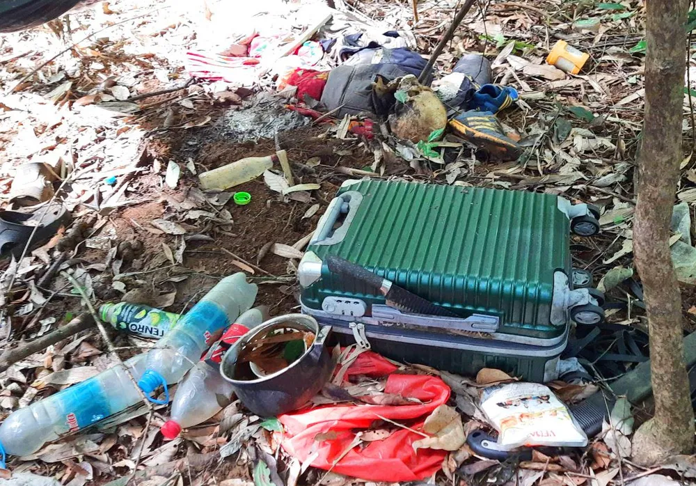 Chiếc vali và một số đồ dùng của hai nạn nhân. Ảnh: LT.