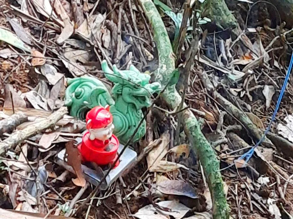 Hai vật tâm linh là tượng thần tài và tì hưu tại hiện trường. Ảnh: LT.