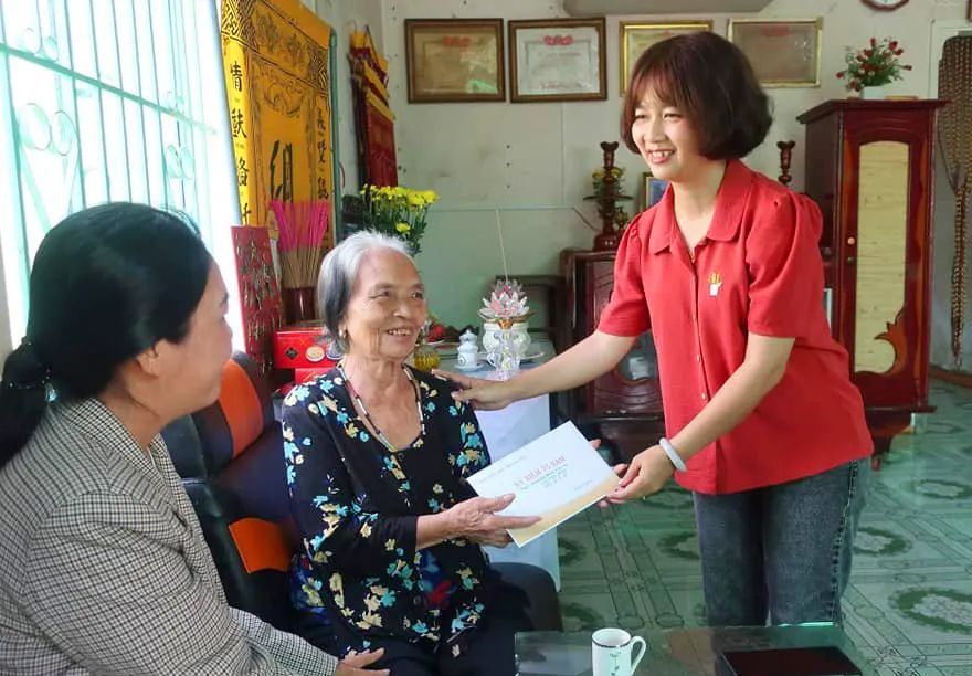 Trong đời thường, Trung tá Ksor H’Bơ Khắp rất năng nổ, nhiệt tình và dễ gần.