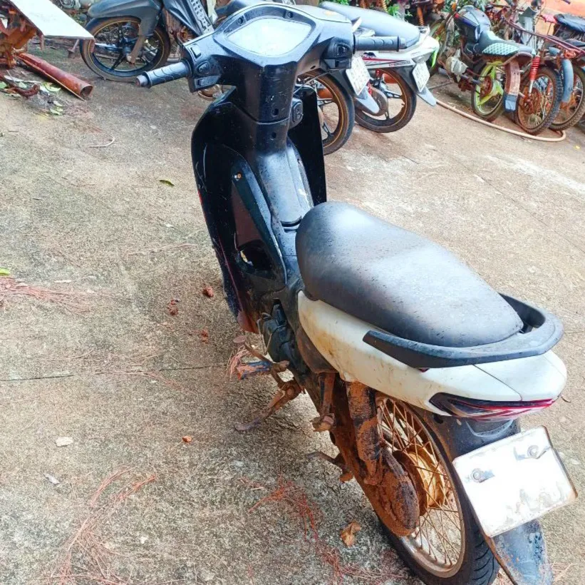 Chiếc xe máy nghi của nạn nhân tại rừng Kbang. Ảnh: CH