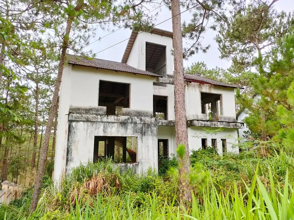 Một biệt thự đang xây, bỏ hoang tại thị trấn Măng Đen, huyện Kon Plông. Huyện Kon Plông khó xử lý biệt thự xây dựng trái phép