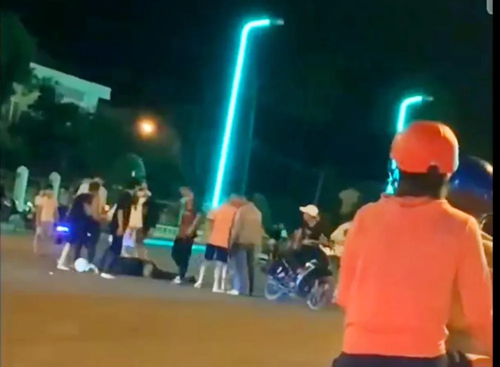 Hiện trường vụ đánh nhau gần trụ sở Công an huyện Đắk Hà. Ảnh cắt từ clip. Hiện trường vụ đánh nhau gần trụ sở Công an huyện Đắk Hà. Ảnh cắt từ clip.