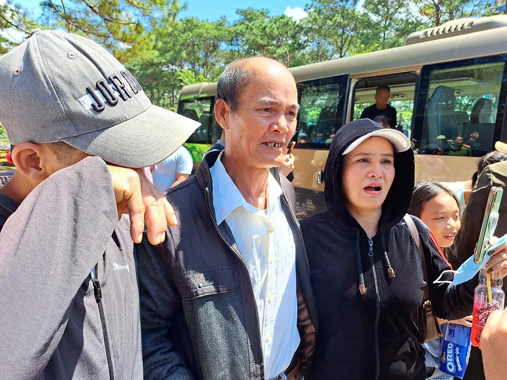 Thấy bố (ông Nguyễn Thế Bách) được ra tù, hai con ông mừng rơi nước mắt. Ảnh: LK Thấy bố (ông Nguyễn Thế Bách) được ra tù, hai con ông mừng rơi nước mắt. Ảnh: LK