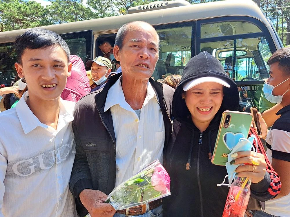 Ông Nguyễn Thế Bách vui mừng gặp lại hai con sau 30 năm thụ án chung thân. Ảnh: LK
