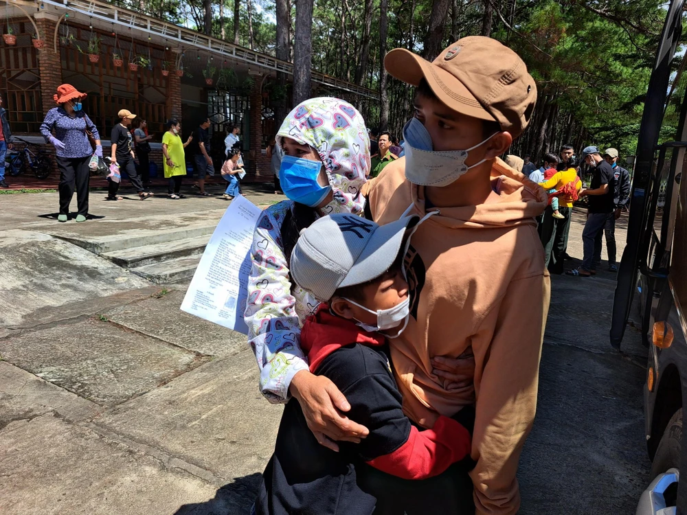 Vừa ra trại, A Khuyết được mẹ và em trai ôm chầm, khóc nức nở. Ảnh: LK