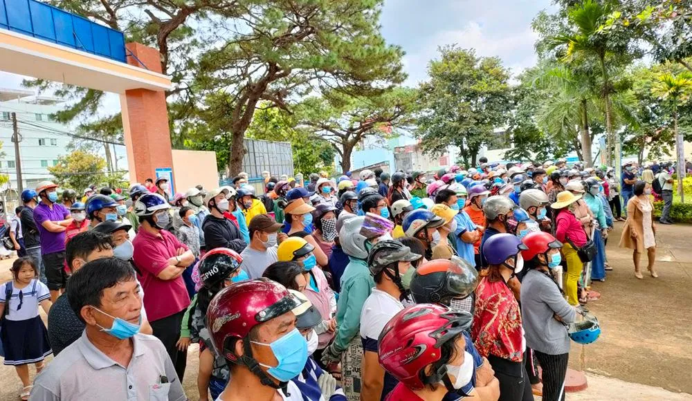 Cảnh đưa đón ngày bốn lượt khiến nhiều phụ huynh mệt mỏi. Ảnh: LK.