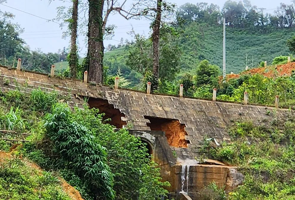 Một đoạn cống xã trên đường xã Tê Xăng bị sạt lở, có nguy cơ vỡ, đứt gãy. Ảnh: MV.