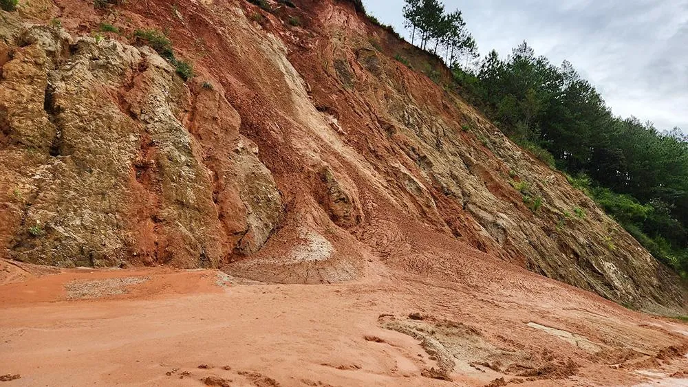 Nhiều khu vực đồi núi ngấm nước mưa nhiều ngày, nguy cơ sạt lở cao. Ảnh: MV.