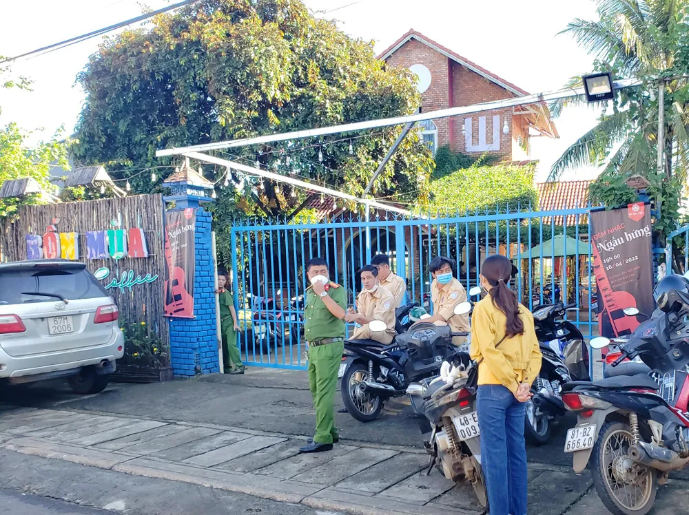 Công an đang phong tỏa hiện trường vụ án. Ảnh: CH