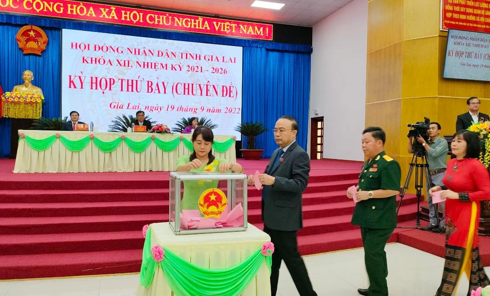 Đại biểu bầu chủ tịch UBND tỉnh Gia Lai. Ảnh: LK
