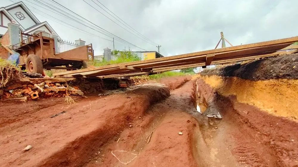 Người dân hai bên quốc lộ 19 khổ sở vì mưa và đi lại bị ảnh hưởng. Người dân hai bên quốc lộ 19 khổ sở vì mưa và đi lại bị ảnh hưởng.