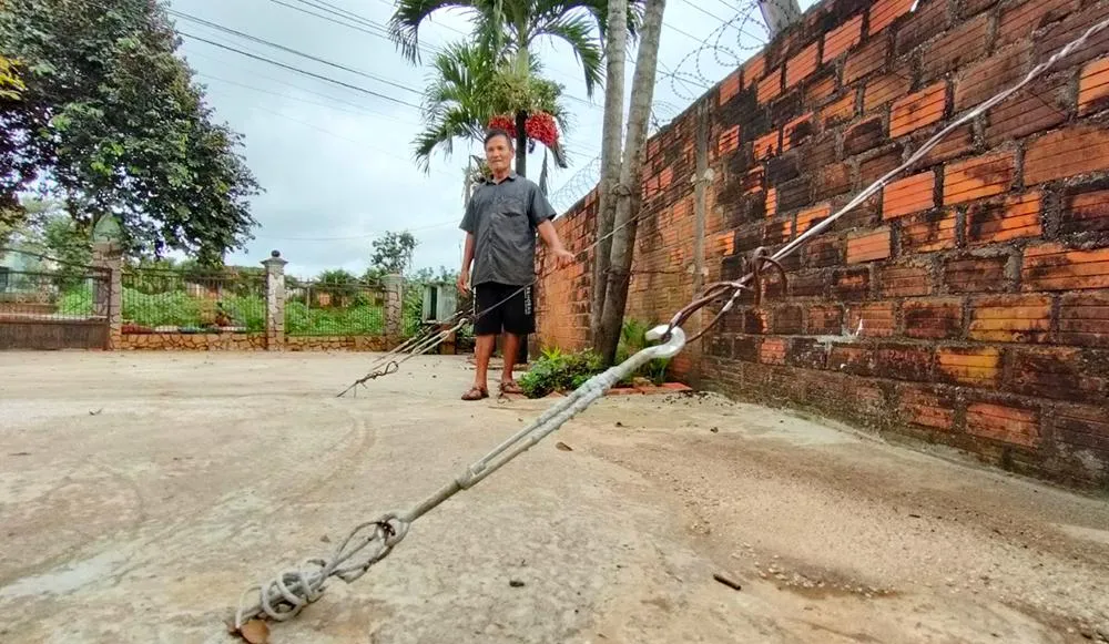 Để tránh nước vào nhà, làm sập tường nên ông Võ Bé neo tường kiên cố. Để tránh nước vào nhà, làm sập tường nên ông Võ Bé neo tường kiên cố.