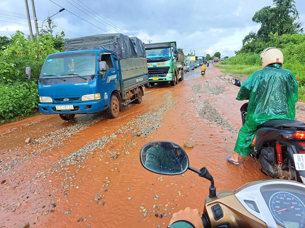 Hễ trời mưa, quốc lộ 19 đoạn qua huyện Đắk Đoa, Gia Lai ngập trong nước. Ảnh: LK. Hễ trời mưa, quốc lộ 19 đoạn qua huyện Đắk Đoa, Gia Lai ngập trong nước. Ảnh: LK.