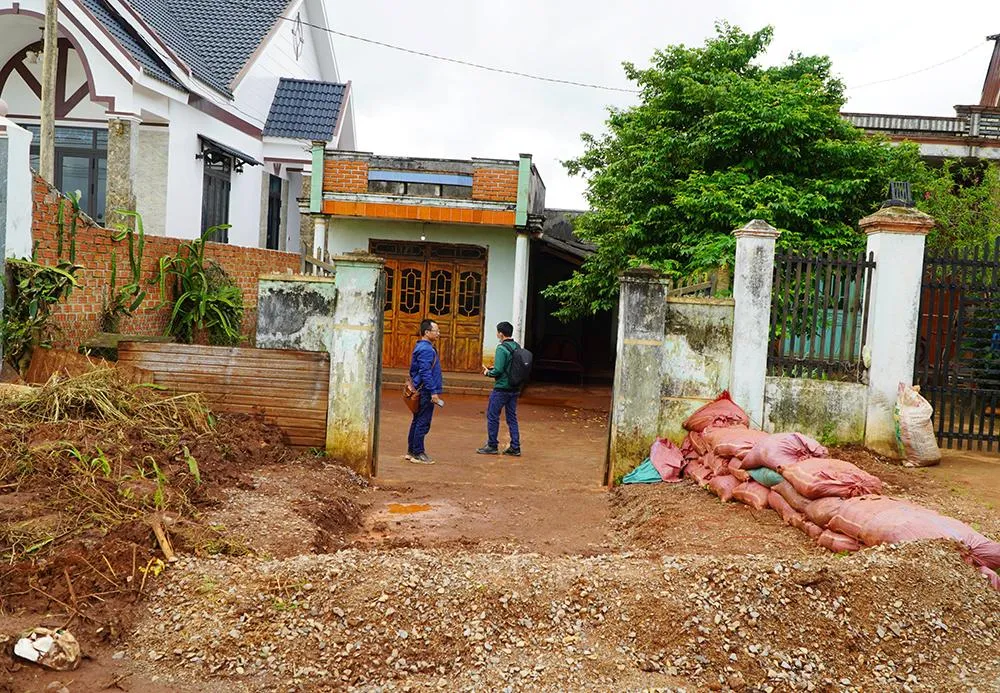 Người dân dùng bao cát, đắp kè chắn trước cổng nhà để ngăn nước. Ảnh: LK. Người dân dùng bao cát, đắp kè chắn trước cổng nhà để ngăn nước. Ảnh: LK.