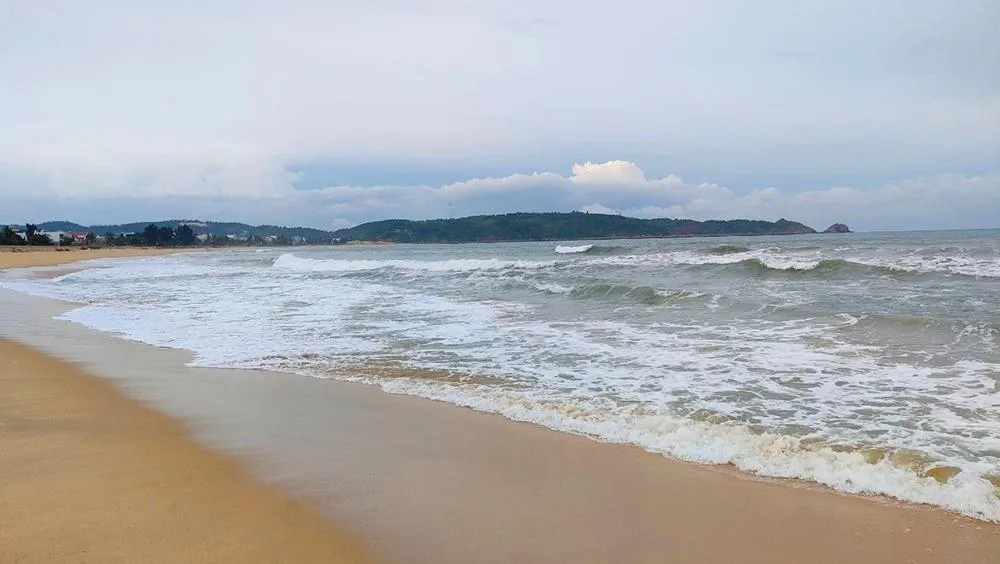 Bờ biển xã Tam Quan Bắc bình lặng trước giờ bão đổ bộ. Ảnh: LK. Bờ biển xã Tam Quan Bắc bình lặng trước giờ bão đổ bộ. Ảnh: LK.