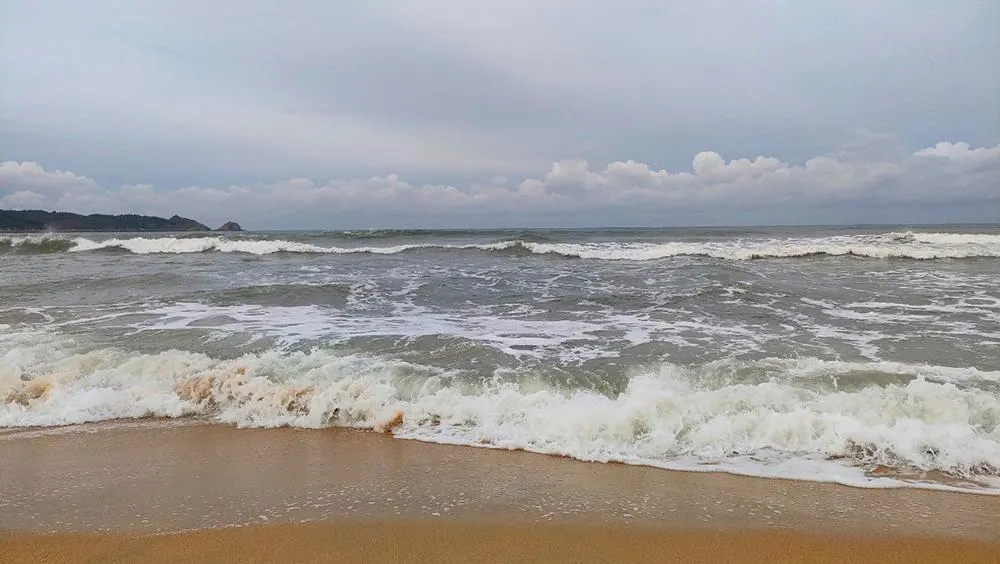 Vùng ven biển Bình Định dự báo có sóng lớn đổ bộ. Ảnh: LK