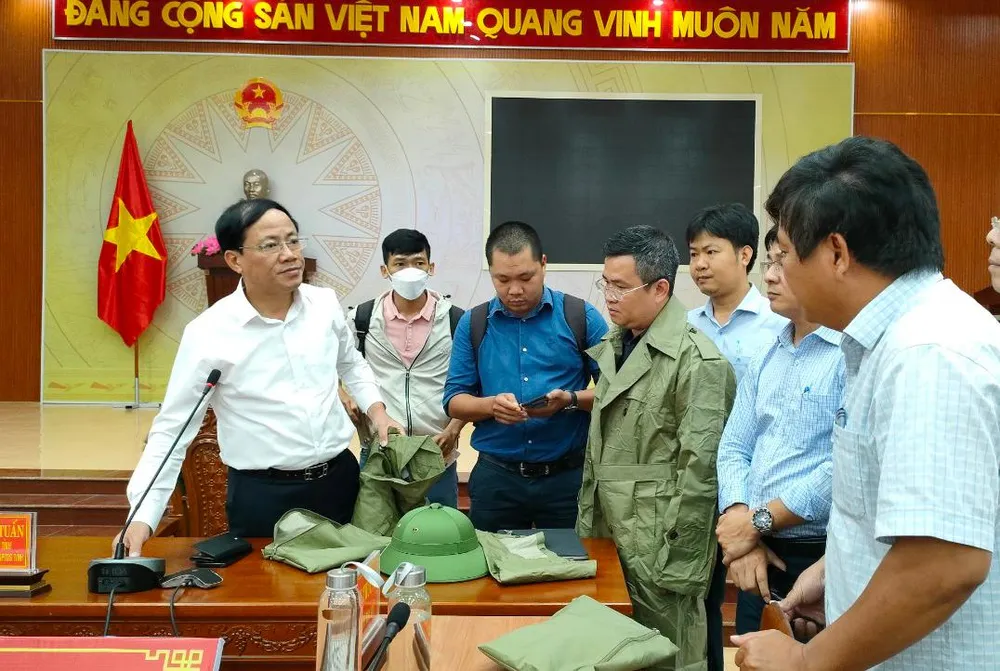 Lãnh đạo tỉnh Bình Định họp bàn phương án ứng phó bão số 4 tại phường Tam Quan Bắc. Ảnh: LK.