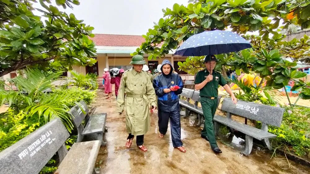 Kiểm tra chỗ trú, tránh bão tại trường mần non Mỹ Đức.