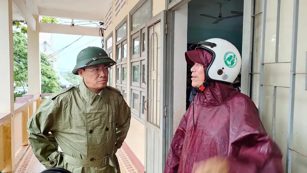 Chủ tịch UBND tỉnh Bình Định nhắc nhở trường tiểu học Mỹ Đức, huyện Phù Mỹ để xảy ra nhếch nhác trong điểm trú tránh bão. Ảnh: LK