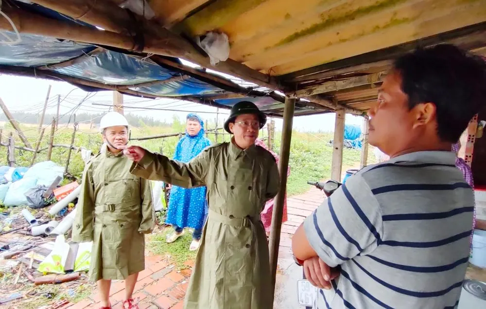 Ông Phạm Anh Tuấn thăm, động viên người dân xã Mỹ Đức, huyện Phù Mỹ sớm di dời tới nơi an toàn. Ảnh: LK.