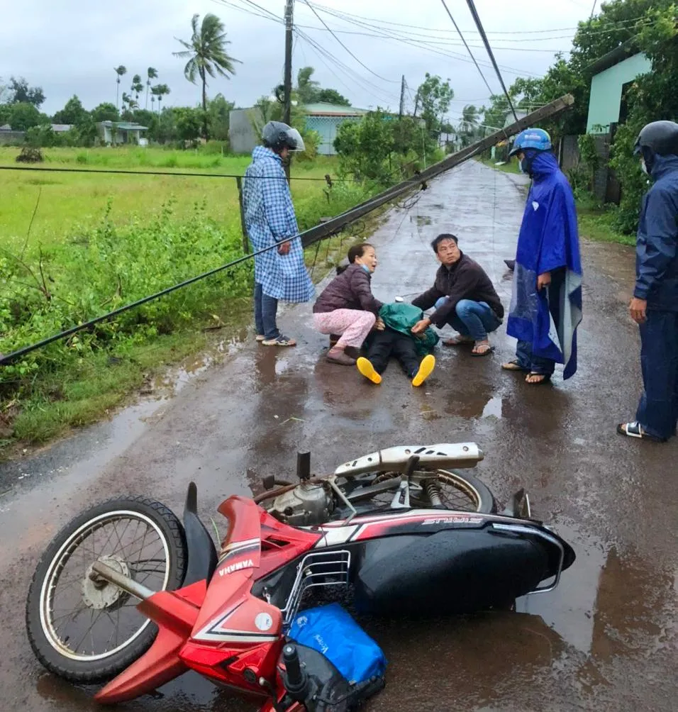 Nạn nhân tử vong sau khi tông vào trụ điện. Ảnh: BB. Nạn nhân tử vong sau khi tông vào trụ điện. Ảnh: BB.