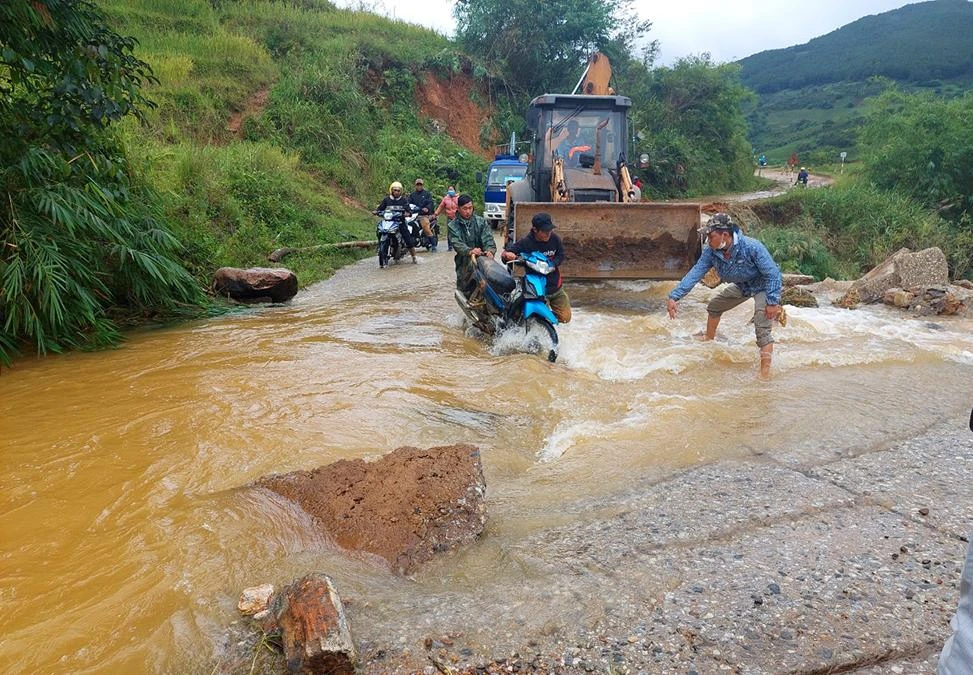 Huyện Tu Mơ Rông huy động phương tiện khắc phục tuyến đường ở Măng Ri.