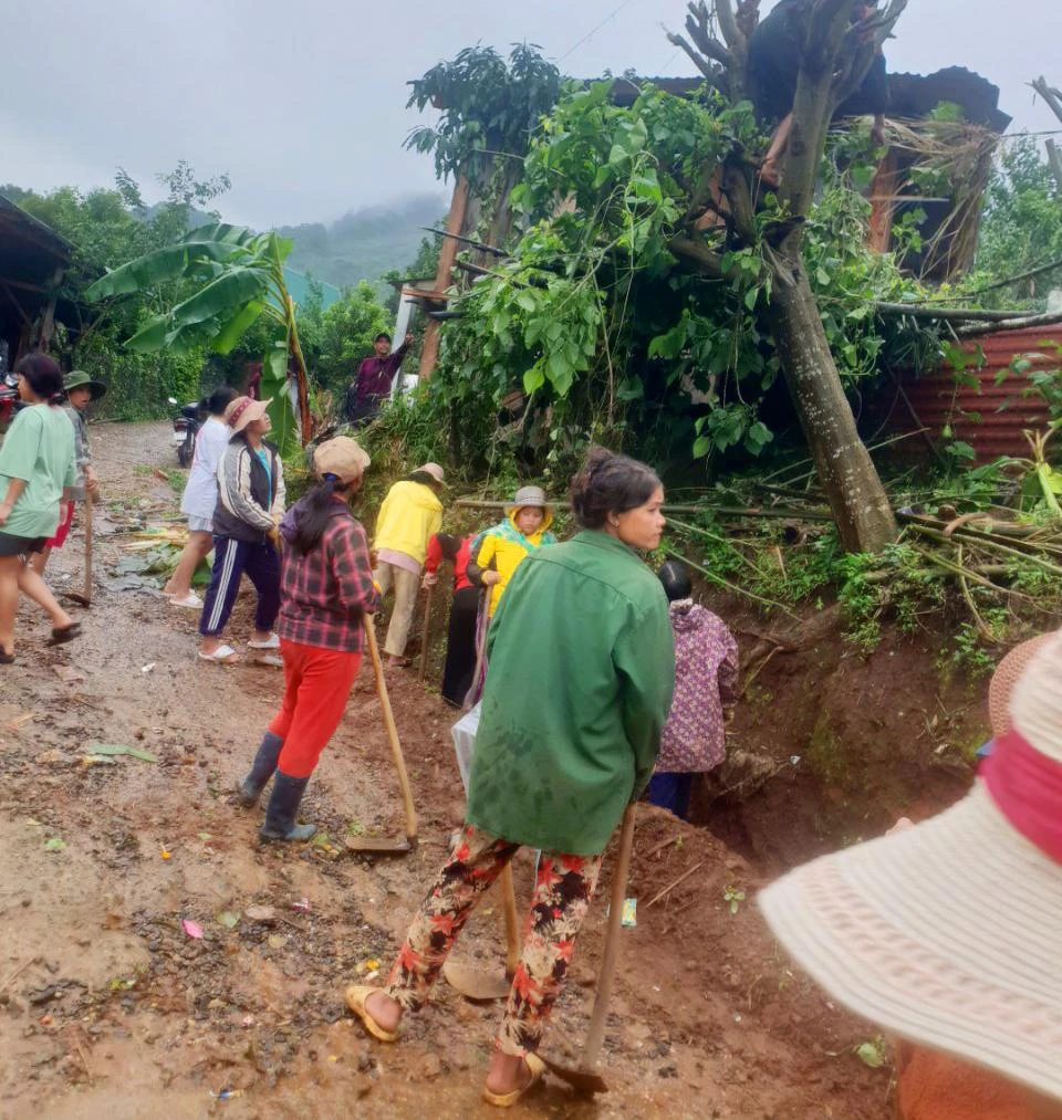 Một số tuyến đường trong thôn làng cũng được người dân tích cực nạo vét bùn đất.