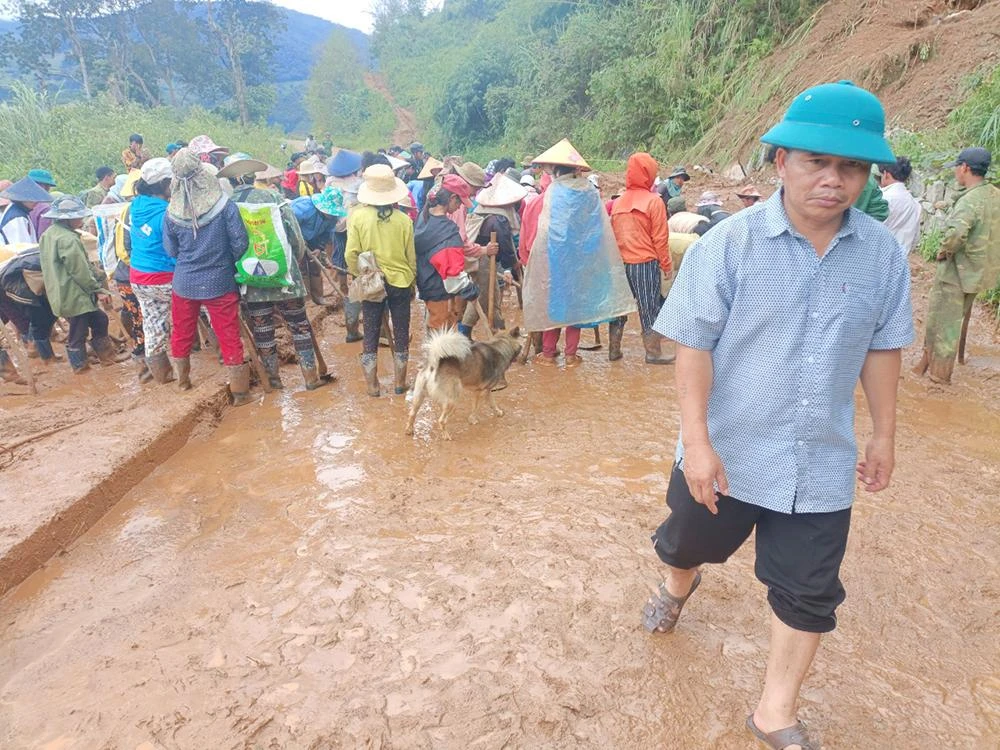 Ông A Đe, Chủ tịch xã Tê Xăng, vận động người dân khai thông đường vào thôn Tu Thó. Ảnh: AĐ