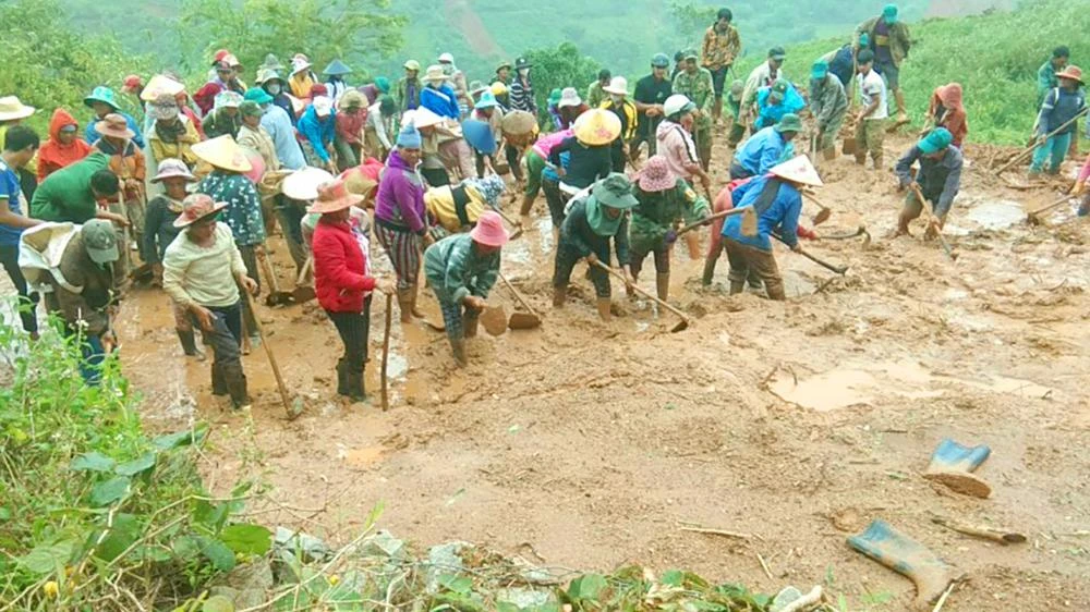 Người dân nhiệt tình tham gia mở đường bị cô lập.