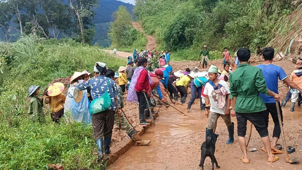 100 người dân tập trung khơi thông đường vào thôn Tu Thó, xã Tê Xăng bị cô lập.