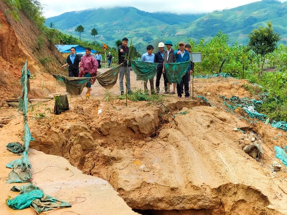 Lãnh đạo tỉnh Kon Tum kiểm tra, khắc phục tuyến đường hư hỏng tại huyện Tu Mơ Rông.