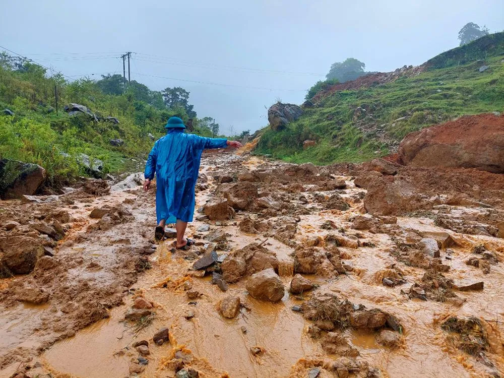 Tuyến Ngọc Hoàng - Măng Bút qua xã Măng Ri, huyện Tu Mơ Rông sạt lở. Ảnh: VM. Tuyến Ngọc Hoàng - Măng Bút qua xã Măng Ri, huyện Tu Mơ Rông sạt lở. Ảnh: VM.