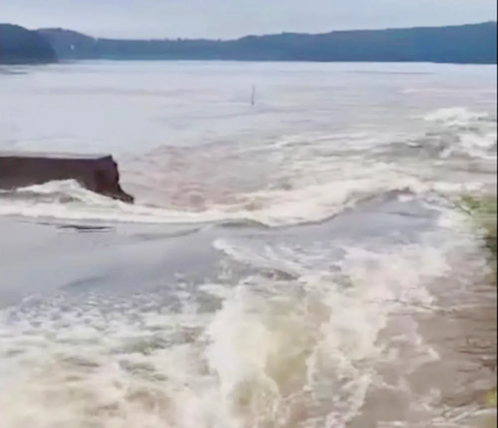 Thời điểm mưa to, gây vỡ đập nước tràn từ hồ B sang hồ A ngày 28-9. Ảnh: LK. Thời điểm mưa to, gây vỡ đập nước tràn từ hồ B sang hồ A ngày 28-9. Ảnh: LK.