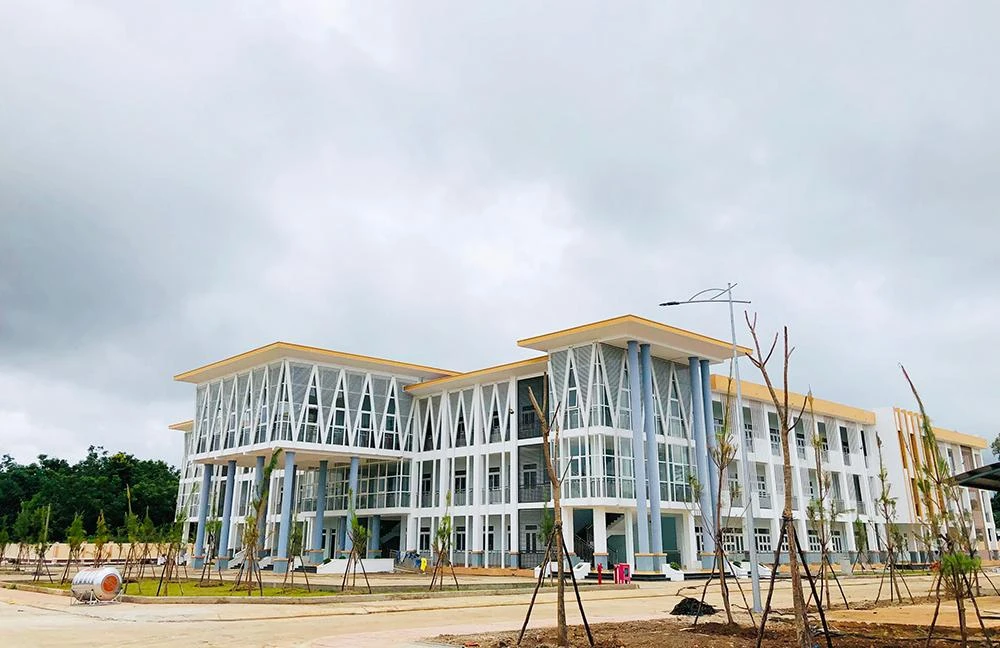 Quá trình xây dựng Trường THPT Nguyễn Bỉnh Khiêm cũng chậm tiến độ. Ảnh: TH.