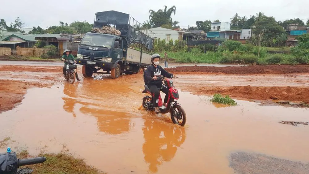 Đoạn quốc lộ 19 qua xã Tân Bình, huyện Đắk Đoa bị ngập. Ảnh: VP.