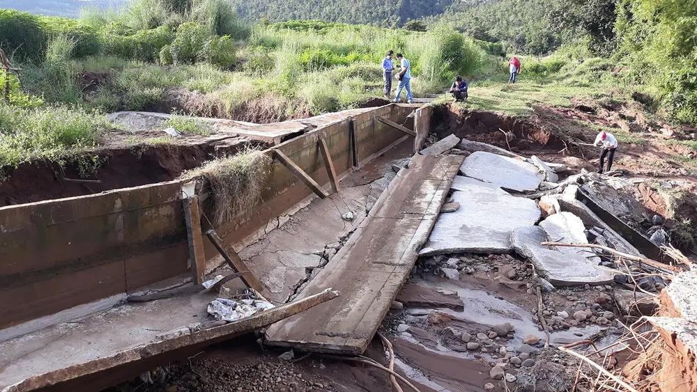 Kênh dẫn nước công trình thủy lợi Pleikeo bị vỡ. Ảnh: LK.