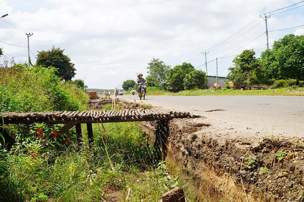 Đoạn đường bị đào sâu trở thành &quot;bẫy&quot; nguy hiểm cho người đi đường. Ảnh: TH.