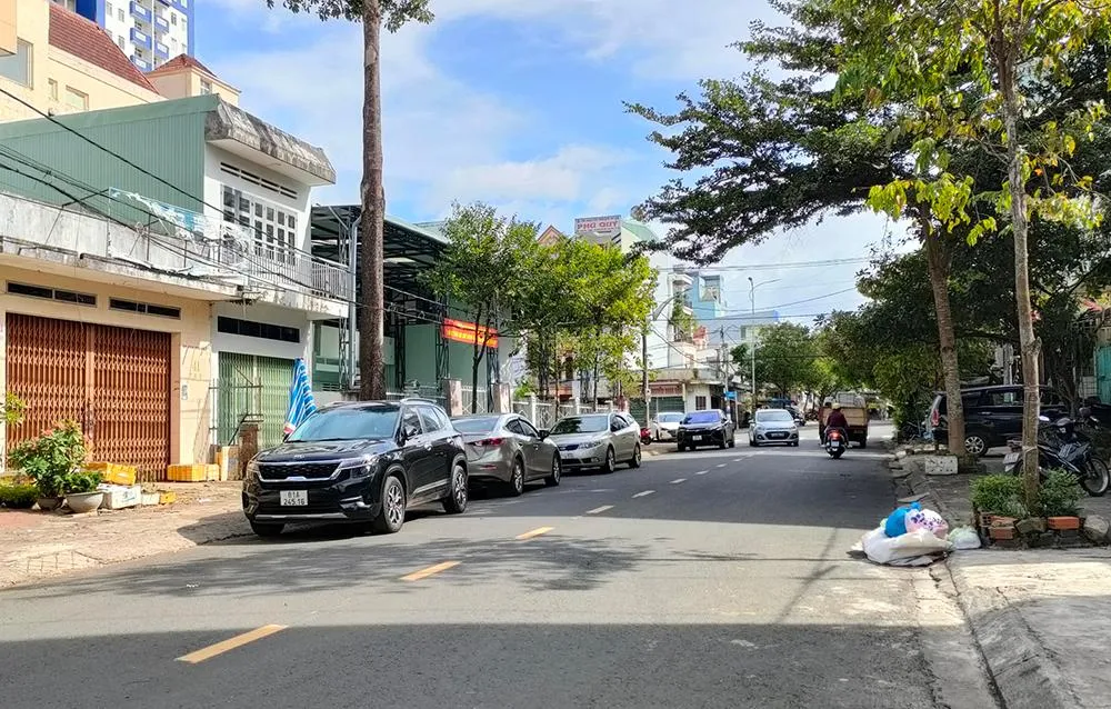 Hàng xe đỗ trái quy định trên đường Trần Khánh Dư. Ảnh: LK Hàng xe đỗ trái quy định trên đường Trần Khánh Dư. Ảnh: LK