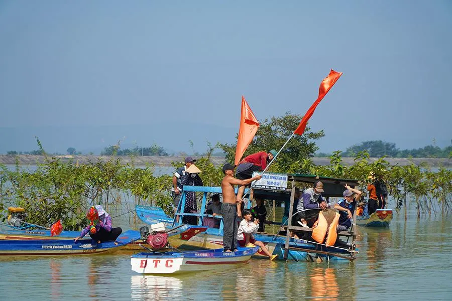 Nhiều cổ động viên cuồng nhiệt, lái thuyền ra giữa sông cổ vũ nhiệt tình. Ảnh: LK.