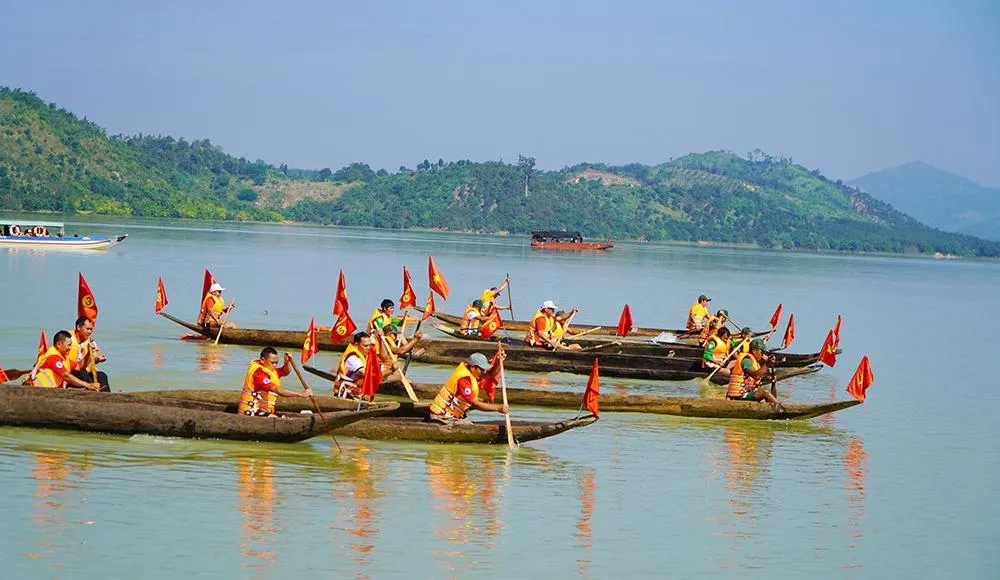 Hội đua thuyền độc mộc độc đáo nhằm lưu giữ nét văn hóa bản địa ở huyện Ia Grai. Ảnh: LK.