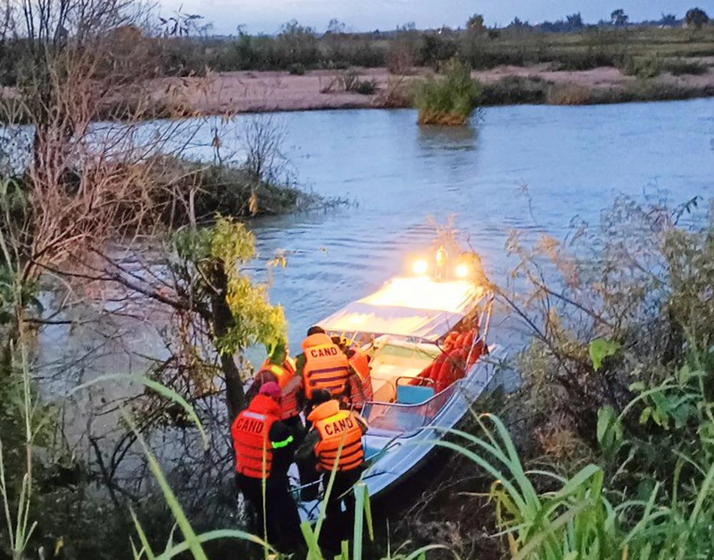 Lực lượng cứu hộ đã tìm thấy xác nạn nhân thứ hai. Ảnh: CA.