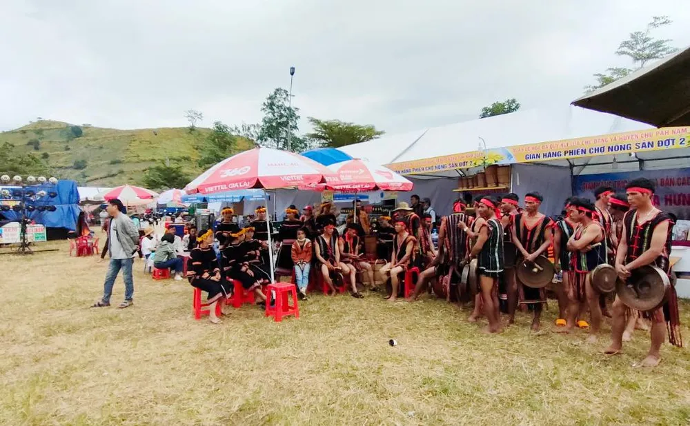 Hoạt động lễ hội sôi nổi, mang sắc màu và không gian Tây Nguyên nhờ đóng góp không nhỏ từ các nghệ nhân nơi đây. Các hoạt động cồng chiêng, múa xoang, tạc tượng... được giới thiệu đến du khách suốt tuần lễ hội. Dịp này, huyện Chư Păh còn tổ chức trưng bày 30 gian gian hàng đặc sản địa phương, giới thiệu nhiều sản phẩm đặc trưng, như: Cà phê, hồ tiêu, chuối rừng, rượu ghè, măng khô, mật ong.