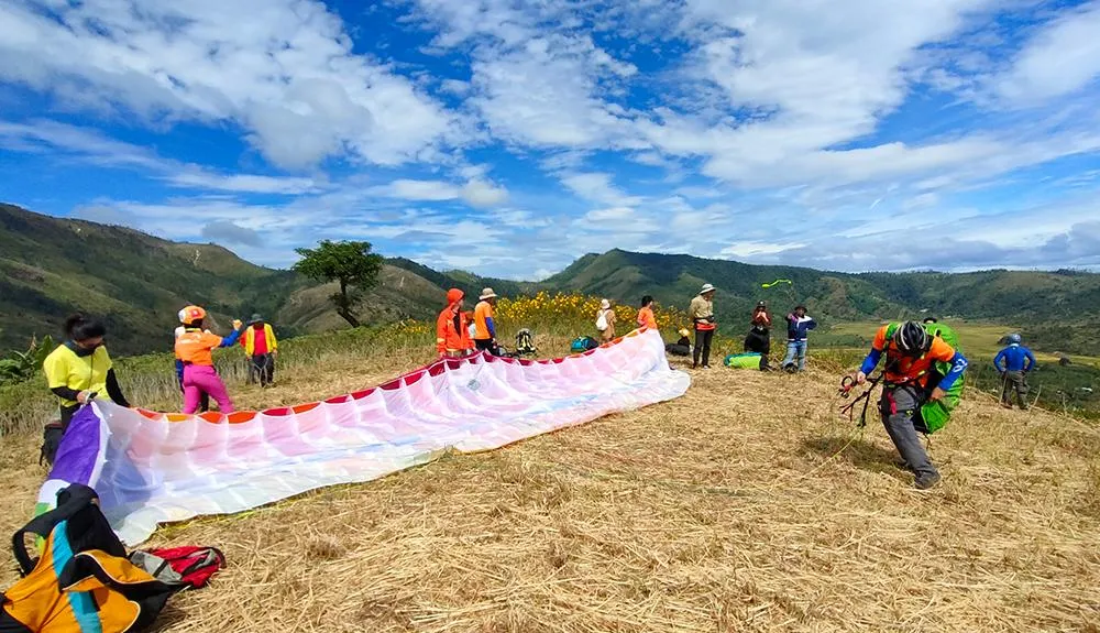Đỉnh núi Chư Đăng Ya được các phi công dù lượn đánh giá là điểm lý tưởng để bay, nhất là với du khách cần trải nghiệm an toàn. Chỉ cần căng dù, phi công và du khách có thể đón gió, lướt nhẹ trên không trung.