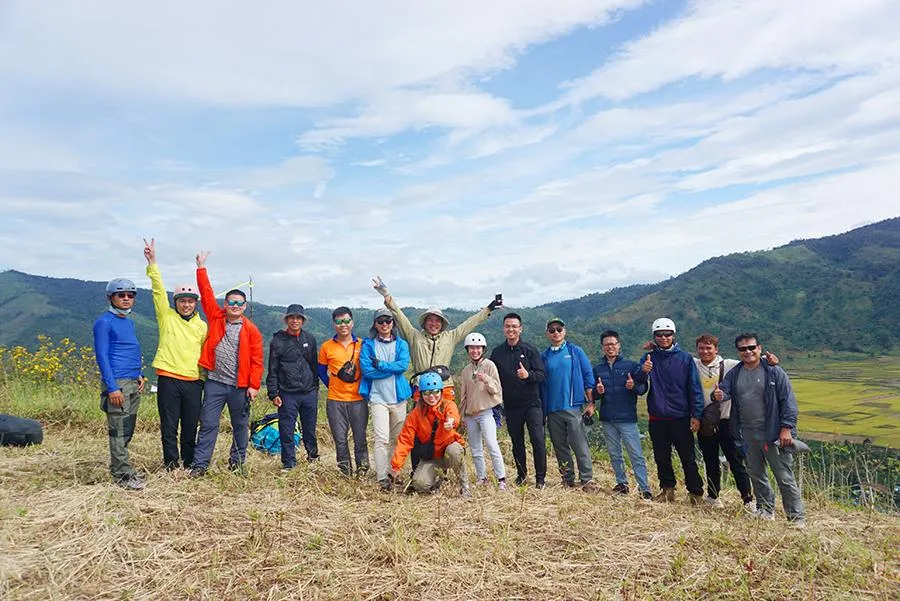 Nhiều du khách cho biết dù đã đến đây rất nhiều lần nhưng mỗi năm có mỗi trải nghiệm khác nhau, hòa mình vào thiên nhiên. Núi lửa Chư Đăng Ya tại làng Ia Gri, xã Chư Đăng Ya cách thành phố Pleiku khoảng 20 km về hướng Đông Bắc - khu vực này có nhiều điểm tham quan hấp dẫn như chùa Bửu Minh, núi Chư Nâm có độ cao 1.472 m, Biển Hồ, đồi chè... Trong ảnh là CLB Dù lượn Sơn Trà cùng du khách chụp trên đỉnh núi lửa.