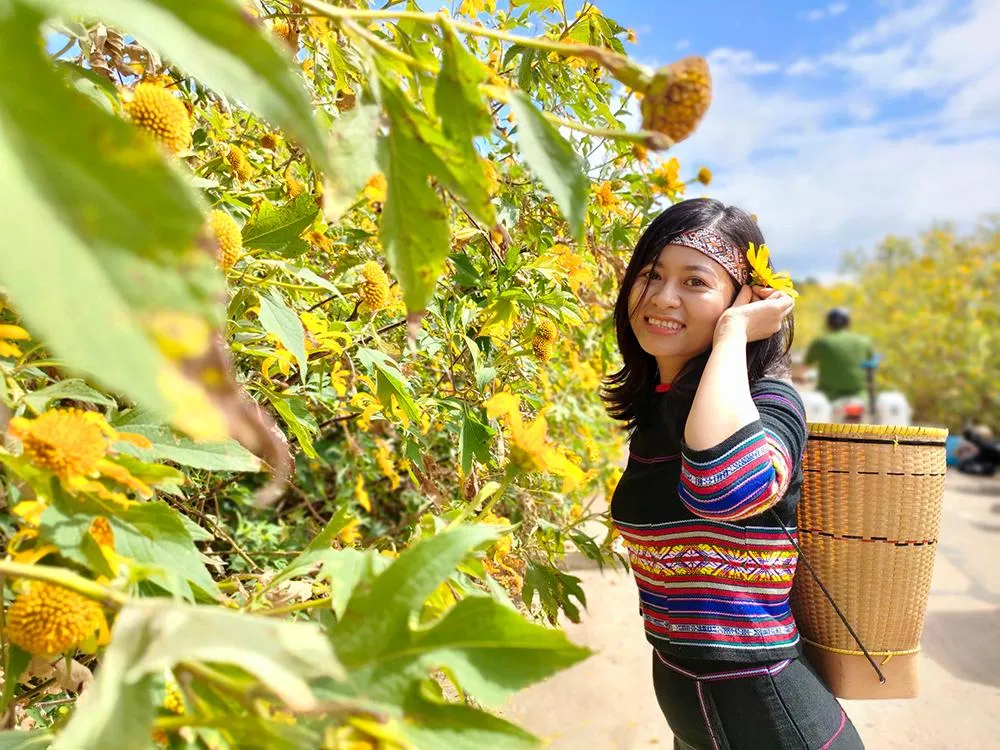 Những bộ trang phục thổ cẩm đậm chất Tây Nguyên được du khách mặc, hóa thân thành &quot;sơn nữ&quot; rất duyên dáng bên hoa dã quỳ. Du khách có thể mua những trang phục thổ cẩm bắt mắt, những món chiếc gùi nhỏ xinh hay những bức tượng mô hình thu nhỏ... tại lễ hội làm quà cho bạn bè, người thân.